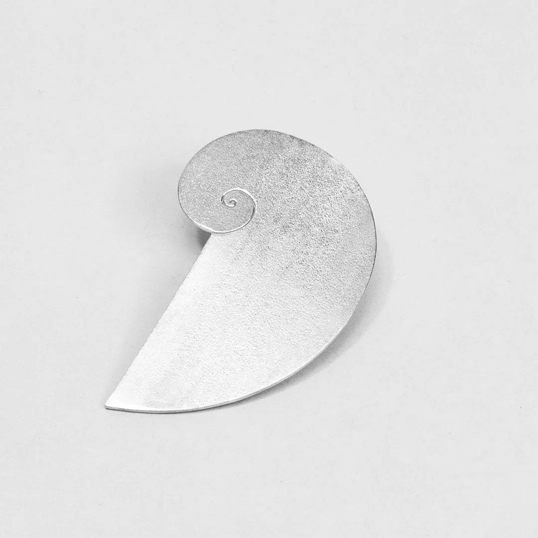 Colgante y prendedor en plata